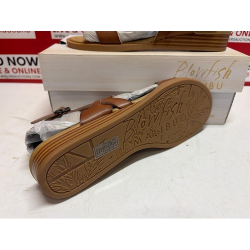 3120 - LADIES NEW BLOWFISH MALIBU TAN SANDALS, SIZE 5