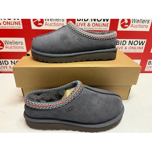 3121 - NEW UGG TASMAN SLIPPER, SIZE 4