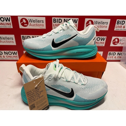 3122 - NEW NIKE VOMERO 18 TRAINERS, UK 8.5