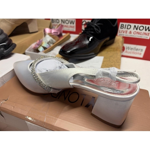 3132 - X5 LADIES NEW MIXED FOOTWEAR, ASSORTED SIZES