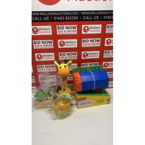 3316 - BUNDLE OF TOYS INCLUDING HAPELLO BUBBLE BLASTER, GIRAFFE