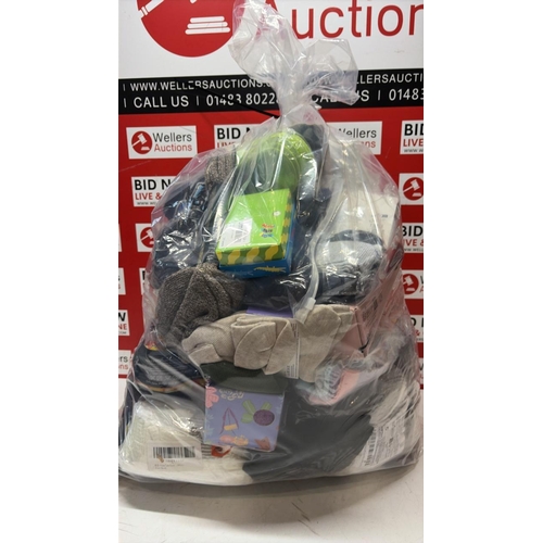 3376 - LARGE BAG OF MAINLY NEW SOCKS