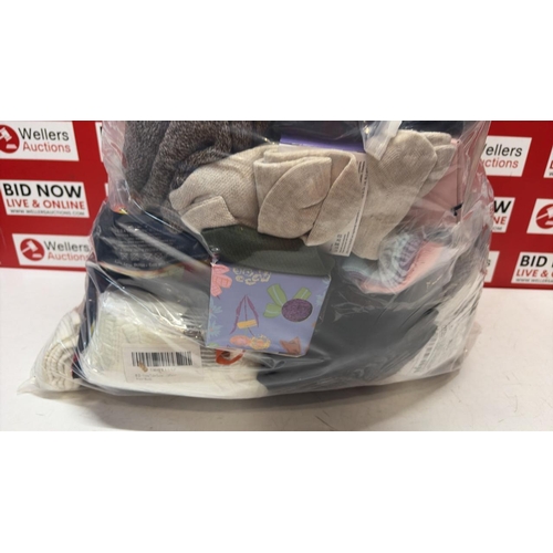 3376 - LARGE BAG OF MAINLY NEW SOCKS