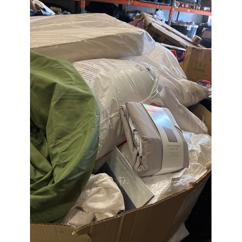 23 - PALLET OF MIXED BEDDING