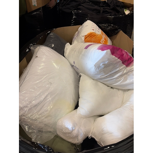 29 - PALLET FULL OF MIXED BEDDING, MOSTLY PACKAGED INC. SLUMBERDOWN