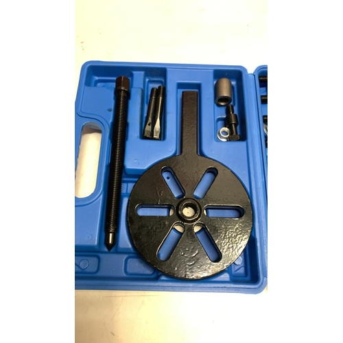 8047 - NEW UNIVERSAL PULLER BEARING EXTRACTOR REMOVAL TOOL KIT