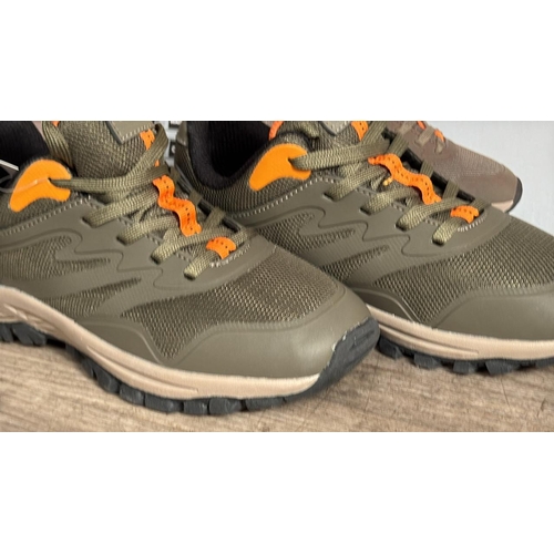 8512 - CHILDRENS NEW & BOXED KHOMBU HIKER TRAINERS / UK 4