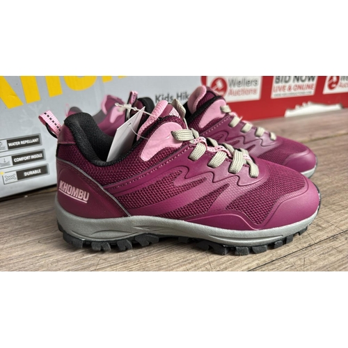 8546 - CHILDRENS NEW & BOXED KHOMBU HIKER TRAINERS / UK 4