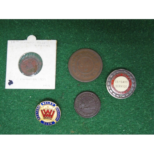 110 - Five Welsh transport and travel related badges and token to comprise: 19th century one Penny 1813 Pe... 