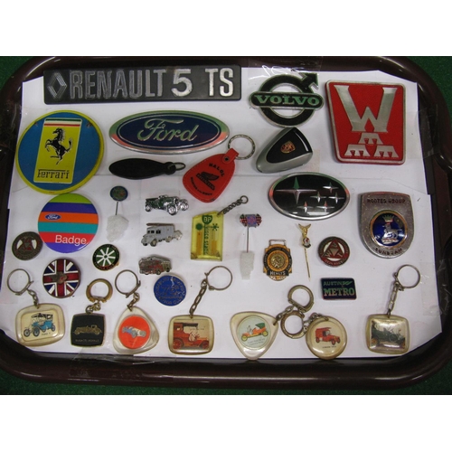 87 - Tray of motoring related pin badges, keyring, manufacturers logo's etc