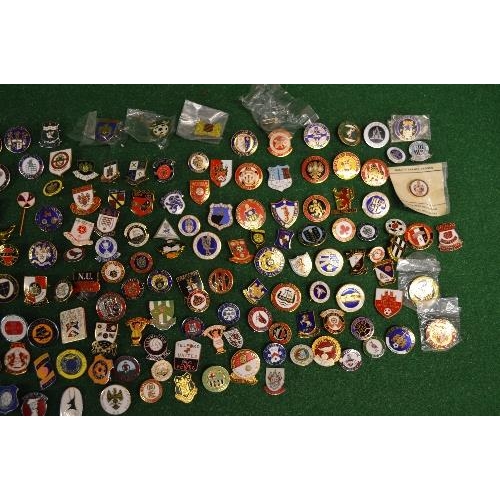 302 - Collection of approx 162 predominently Northern Premier, North West and East and Northern League foo... 