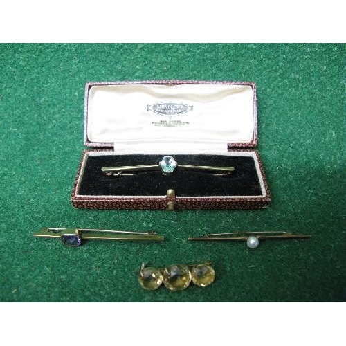 335 - 9ct gold bar brooch set with single Aquamarine in claw setting and contained in fitted box together ... 