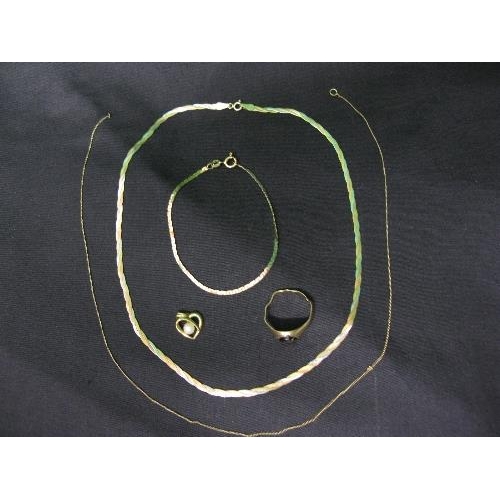 363 - Group of 9ct gold jewellery to include necklace, bracelet, ring (af) and pendant necklace (af)