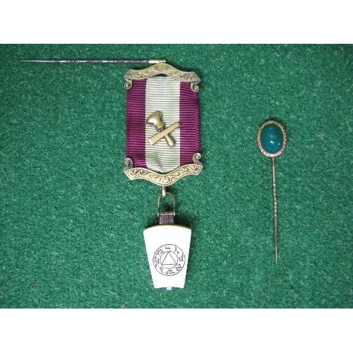 372 - Unmarked yellow metal stick pin set with an oval green stone together with one boxed Masonic jewel