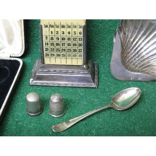 383 - Group of silver items to comprise: set of six silver cased tea spoons, shell shaped dish and a silve... 