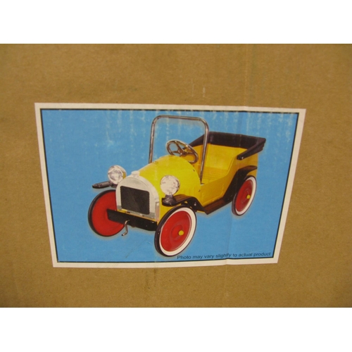 245 - Metal pedal vehicle kit in the form of a vintage car, boxed