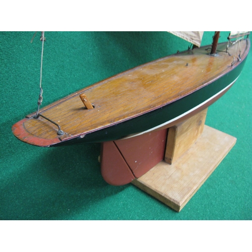 282 - Pre-war pond yacht of wooden construction with 31