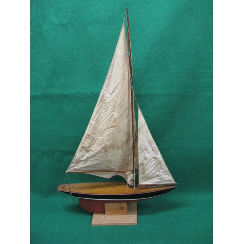 282 - Pre-war pond yacht of wooden construction with 31