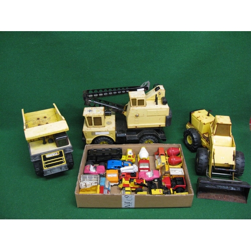 323 - Tonka dump truck, mobile crane and articulated loading shovel together with sixteen smaller Tonka ve... 