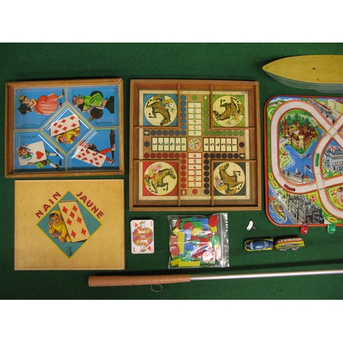 402 - Mixed lot to include: French wooden game box and double sided board, Marx golfer, Bowman pond yacht ... 