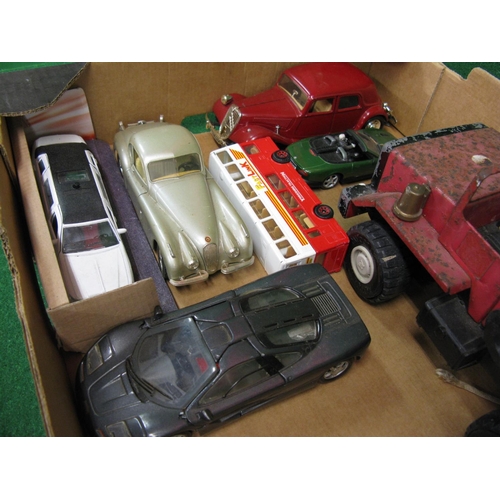 405 - Box of loose larger scale metal model vehicles by Burago, Maisto, Corgi, Meccano etc together with a... 