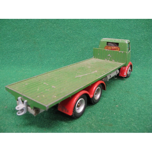 447 - Shackleton 1948-1952 clockwork diecast Foden FG six wheeled flat bed lorry in green with red wings a... 