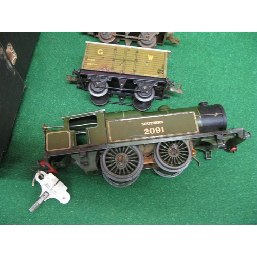 458 - Mixed lot of Hornby tinplate O gauge to comprise: pre-war clockwork 4-4-2T No. 2091 in Southern gree... 