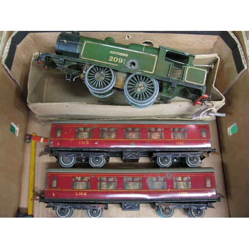 458 - Mixed lot of Hornby tinplate O gauge to comprise: pre-war clockwork 4-4-2T No. 2091 in Southern gree... 