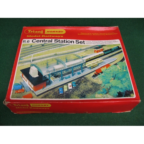 485 - Triang/Hornby OO scale boxed R6 Central Station Set with overall glazed roof (appears to be complete... 