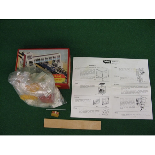 487 - Rare boxed Triang/Hornby OO scale R589 Ultra Modern Station Construction Set with component list and... 