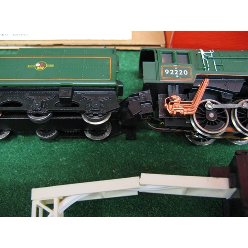 490 - Three damaged boxed Triang/Hornby OO scale items to comprise: R573 Colour Light Signal Gantry Set (o... 