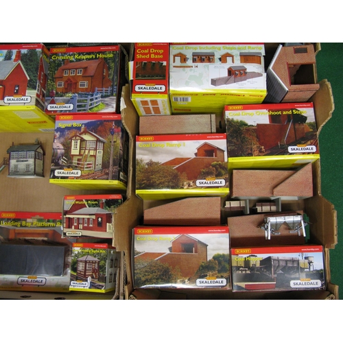 501 - Two boxes of Hornby OO scale Skaledale railway buildings and platforms including the four part coal ... 