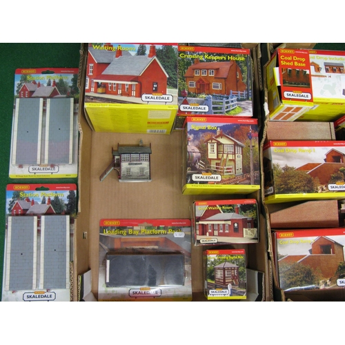 501 - Two boxes of Hornby OO scale Skaledale railway buildings and platforms including the four part coal ... 