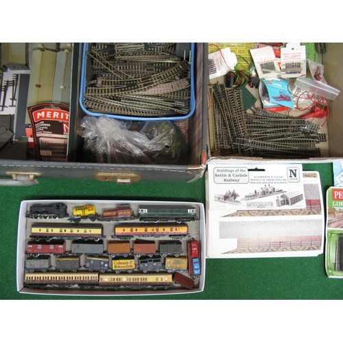 509 - Suitcase and box of N gauge by Grafar, Peco, Trix, Fleischmann.  Unboxed rolling stock to incluyde: ... 