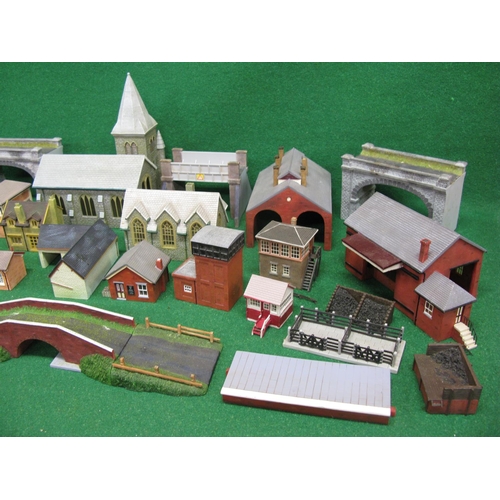 513 - Quantity of loose, used, OO scale Skaledale and Scenecraft buildings and trackside structures