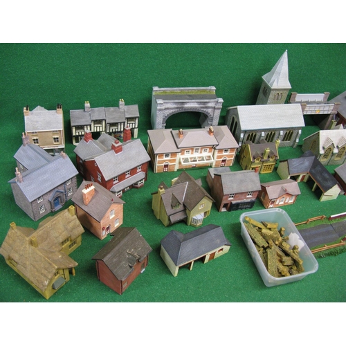 513 - Quantity of loose, used, OO scale Skaledale and Scenecraft buildings and trackside structures