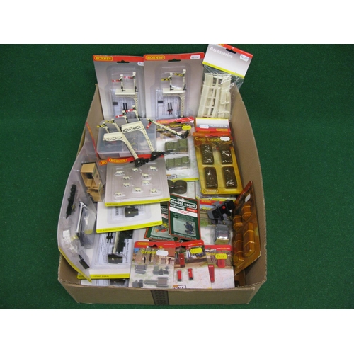 514 - Box of mostly Hornby, mainly unopened, OO scale accessories to include: signals, wagon loads, small ... 