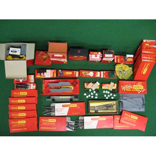 527 - Box of boxed Triang/Hornby OO scale accessories to comprise: R458A Small Station set, R189 Brick Bri... 