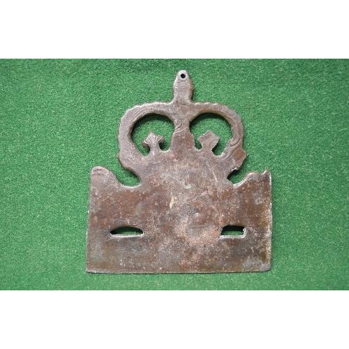 441 - Lead fire insurance plaque of a crown over shaking hands and numbered 80585 - 7.5