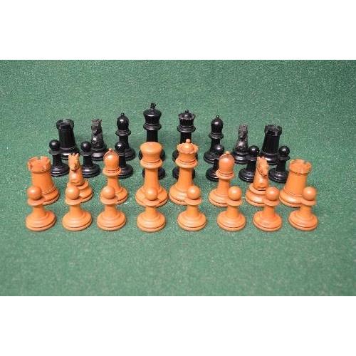 470 - Full treen chess set having ebonised and bare wood pieces (some pieces af)