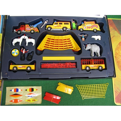 328 - 1978-1980 Corgi Gift Set No. 48 Jean Richard Pinder Circus containing: vehicles, ringmaster, artiste... 