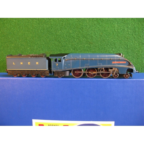 506 - Hornby Dublo EDP1 3 Rail Passenger Train boxed set containing: A4 No. 7 Sir Nigel Gresley in LNER bl... 