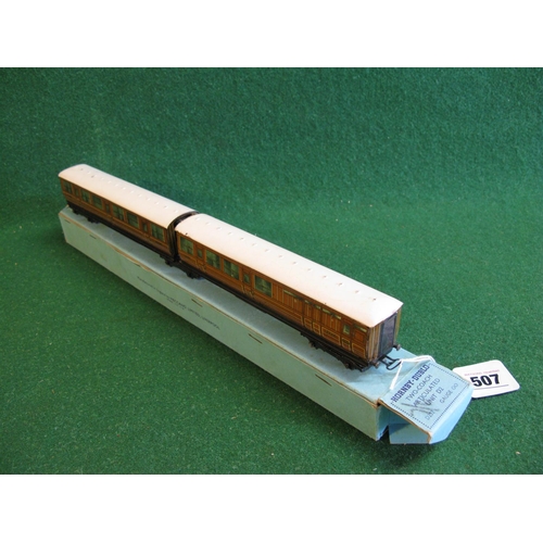 507 - Hornby Dublo D252 pre-war LNER teak articulated coaches Nos. 45401 and 45402, boxed (one end flap mi... 