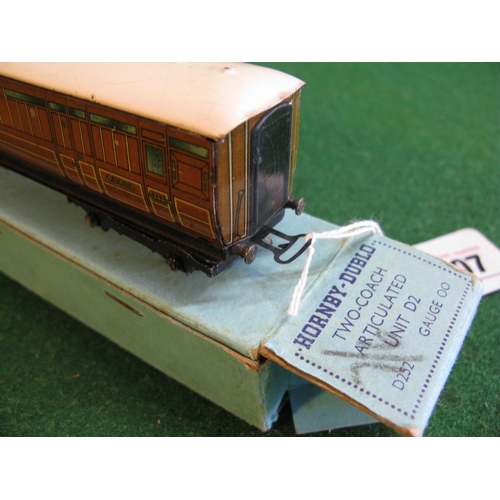 507 - Hornby Dublo D252 pre-war LNER teak articulated coaches Nos. 45401 and 45402, boxed (one end flap mi... 