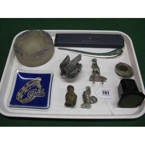 101 - Tray of items to include: Regent Benzole Mixture and Jubilee ashtrays, Cockerel, Kangaroo and Golfer... 