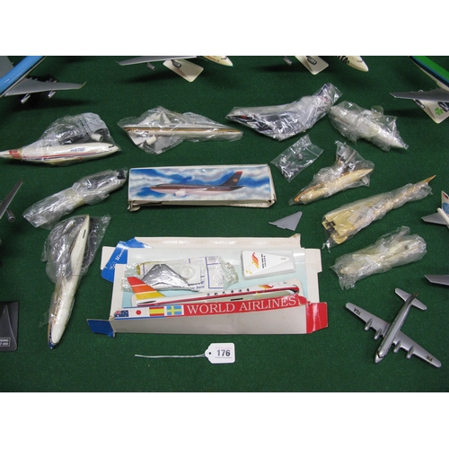 176 - Quantity of plastic snap together airliner models made and loose as sold in airports.  Airlines comp... 