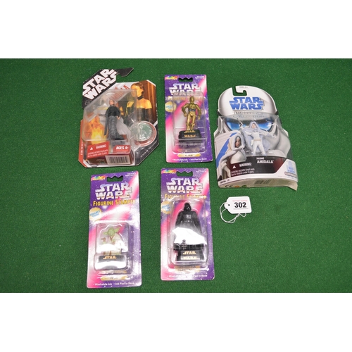 302 - Box of loose and boxed 1990's/2000's Star Wars items to include: carded Padme Amidala with 30th Anni... 