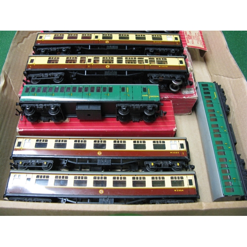 473 - Ten boxed and loose Hornby Dublo carriages including four boxed Pullmans and two green suburban coac... 