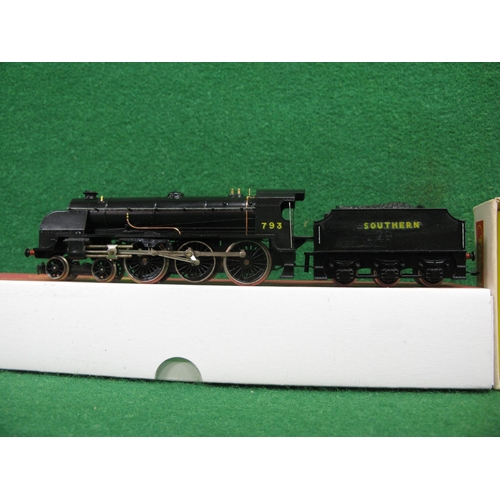 506 - Three 1970's Triang Hornby 00 4-6-0 tender locomotives to comprise: B12 No. 61572 in late BR lined b... 