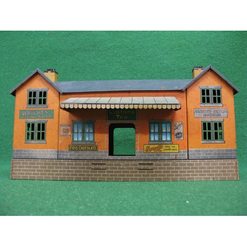 515 - 1930's tinplate O gauge station building produced in Germany by Bing for the British market with app... 